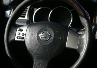 Подержанный автомобиль Nissan Tiida Hatchback 2007 года (16 фото)