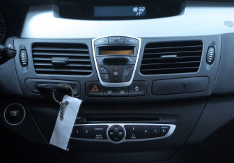 Подержанный автомобиль Renault Laguna Wagon 2008 года (9 фото)