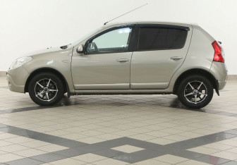 Подержанный автомобиль Renault Sandero 2011 года (7 фото)