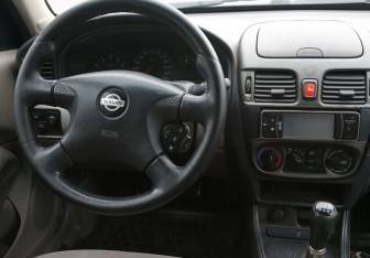 Подержанный автомобиль Nissan Almera Sedan 2002 года (14 фото)