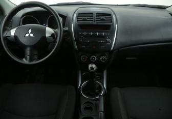 Подержанный автомобиль Mitsubishi ASX 2011 года (12 фото)