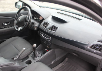 Подержанный автомобиль Renault Fluence 2011 года (10 фото)