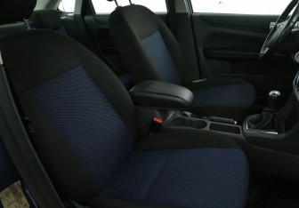 Подержанный автомобиль Ford Focus Sedan 2006 года (10 фото)