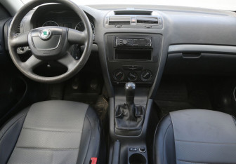 Подержанный автомобиль Skoda Octavia Liftback 2010 года (12 фото)