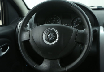 Подержанный автомобиль Renault Sandero 2014 года (16 фото)