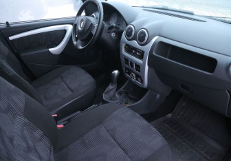 Подержанный автомобиль Renault Logan Sedan 2011 года (9 фото)