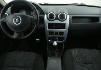 Подержанный автомобиль Renault Sandero 2010 года (12 фото)