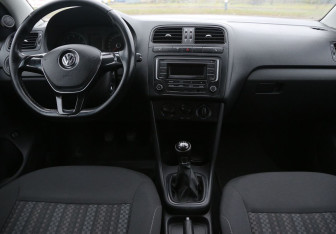 Подержанный автомобиль Volkswagen Polo Sedan 2017 года (12 фото)