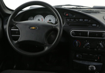 Подержанный автомобиль Chevrolet Niva 2007 года (14 фото)