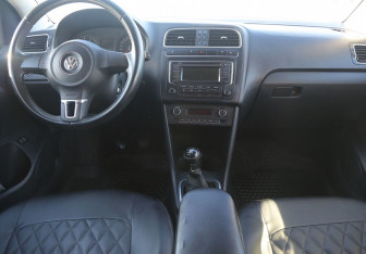 Подержанный автомобиль Volkswagen Polo Sedan 2013 года (12 фото)