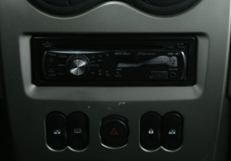 Подержанный автомобиль Renault Sandero 2010 года (13 фото)