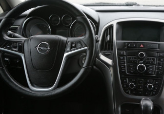 Подержанный автомобиль Opel Astra Hatchback 2011 года (14 фото)