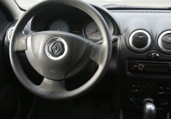 Подержанный автомобиль Renault Sandero 2010 года (14 фото)