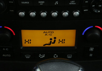 Подержанный автомобиль Citroen C4 Hatchback 2010 года (17 фото)