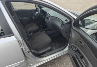 Подержанный автомобиль Kia Rio Sedan 2010 года (9 фото)