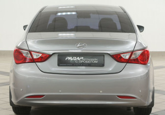 Подержанный автомобиль Hyundai Sonata 2010 года (3 фото)
