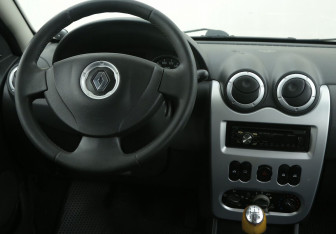 Подержанный автомобиль Renault Sandero 2011 года (14 фото)