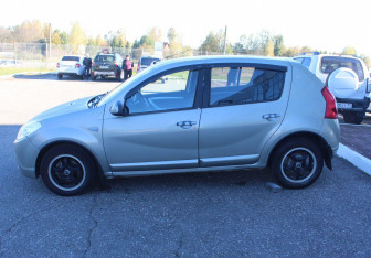 Подержанный автомобиль Renault Sandero 2011 года (4 фото)