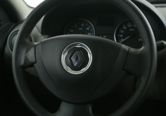 Подержанный автомобиль Renault Logan Sedan 2011 года (16 фото)