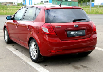 Подержанный автомобиль Kia Ceed Hatchback 2010 года (4 фото)