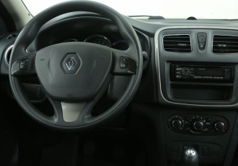 Подержанный автомобиль Renault Sandero 2015 года (13 фото)