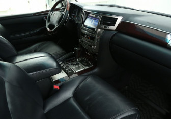 Подержанный автомобиль Lexus LX 2012 года (9 фото)