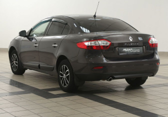 Подержанный автомобиль Renault Fluence 2013 года (2 фото)