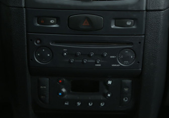 Подержанный автомобиль Renault Symbol 2007 года (13 фото)