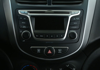 Подержанный автомобиль Hyundai Solaris Hatchback 2015 года (13 фото)