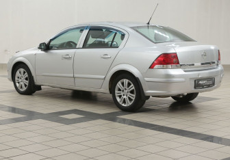 Подержанный автомобиль Opel Astra Sedan 2008 года (2 фото)