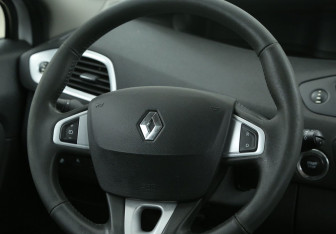 Подержанный автомобиль Renault Scenic 2012 года (16 фото)