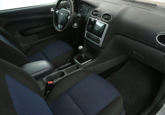 Подержанный автомобиль Ford Focus Hatchback 2007 года (9 фото)