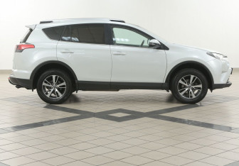 Подержанный автомобиль Toyota RAV4 2018 года (5 фото)