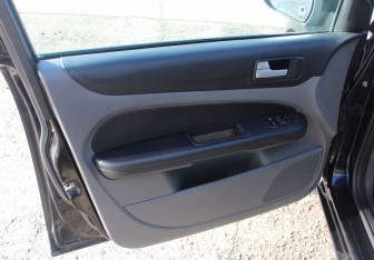 Подержанный автомобиль Ford Focus Sedan 2009 года (9 фото)