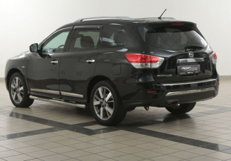 Подержанный автомобиль Nissan Pathfinder 2014 года (2 фото)