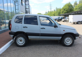 Подержанный автомобиль Chevrolet Niva 2004 года (8 фото)