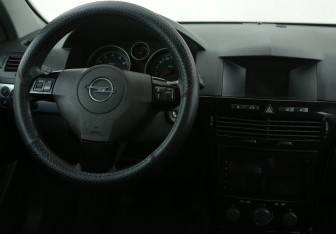 Подержанный автомобиль Opel Astra Sedan 2008 года (14 фото)