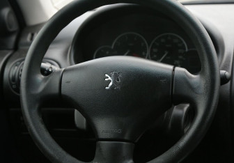 Подержанный автомобиль Peugeot 206 Hatchback 2004 года (16 фото)