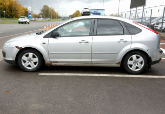 Подержанный автомобиль Ford Focus Hatchback 2006 года (8 фото)