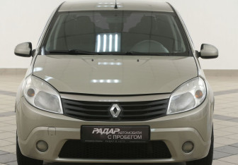 Подержанный автомобиль Renault Sandero 2011 года (6 фото)