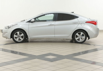 Подержанный автомобиль Hyundai Elantra Sedan 2012 года (8 фото)