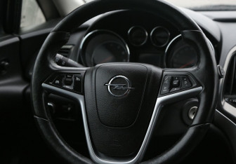 Подержанный автомобиль Opel Astra Hatchback 2011 года (16 фото)