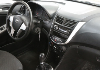 Подержанный автомобиль Hyundai Solaris Hatchback 2011 года (7 фото)