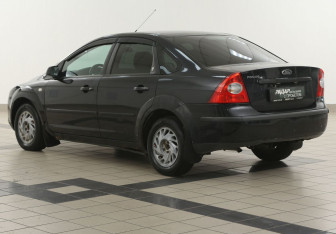 Подержанный автомобиль Ford Focus Sedan 2006 года (2 фото)