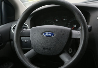 Подержанный автомобиль Ford Focus Hatchback 2006 года (16 фото)