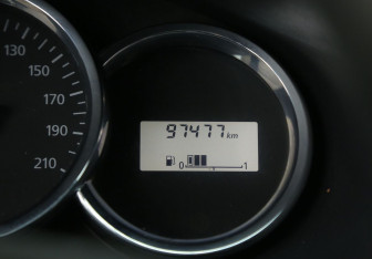 Подержанный автомобиль Renault Sandero 2015 года (17 фото)