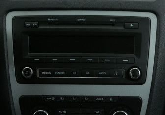 Подержанный автомобиль Skoda Octavia Liftback 2012 года (13 фото)