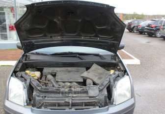 Подержанный автомобиль Ford Fusion 2005 года (15 фото)