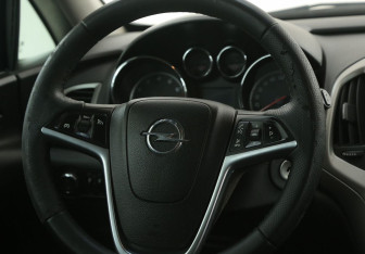 Подержанный автомобиль Opel Astra Hatchback 2011 года (16 фото)