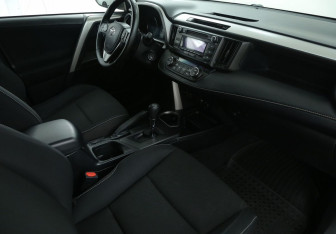 Подержанный автомобиль Toyota RAV4 2018 года (9 фото)